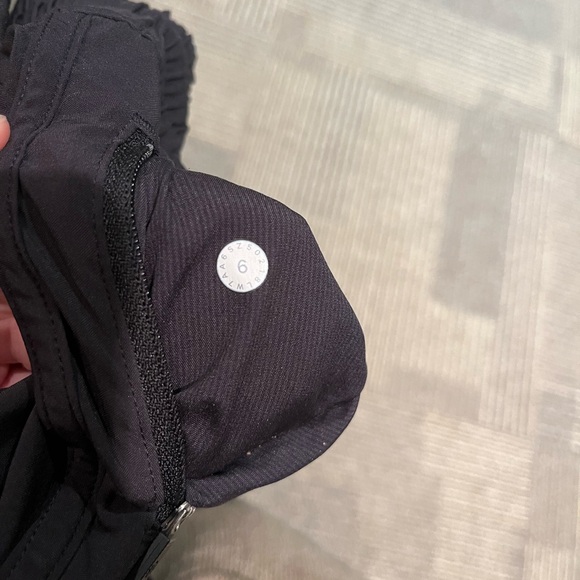 Lululemon black shorts size 6 - Picture 4 of 4